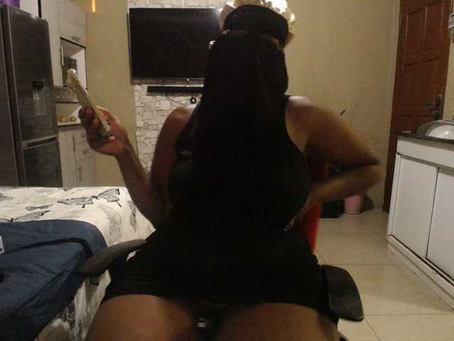 Wildcurves90 live cam on BongaCams