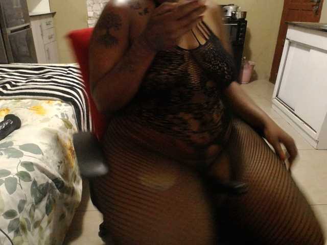 Wildcurves90 live cam on BongaCams