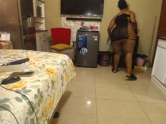 Wildcurves90 live cam on BongaCams