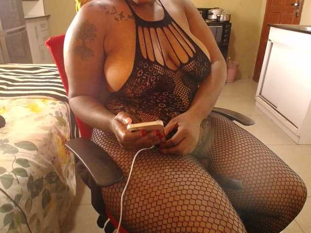 Wildcurves90 live cam on BongaCams
