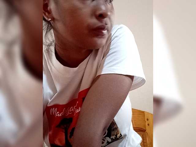 Lounah01 Live Cam on BongaCams