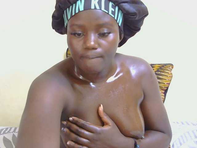 Riccara live cam on BongaCams