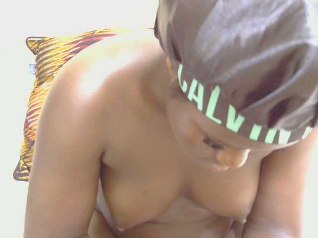 Riccara live cam on BongaCams