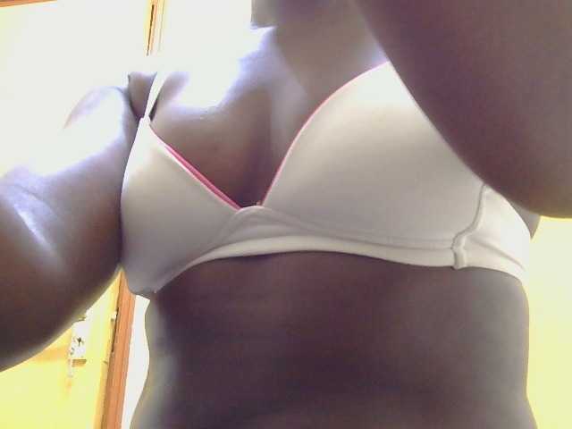 Riccara live cam on BongaCams