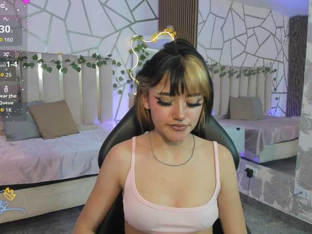 Cloee-tay1 live cam on BongaCams