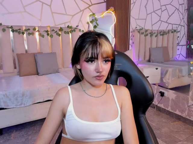 Cloee-tay1 live cam on BongaCams