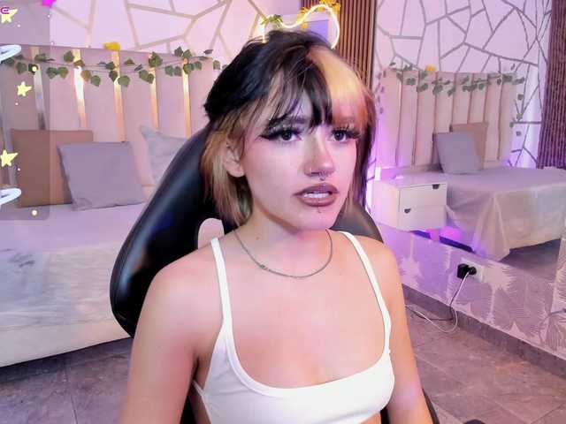 Cloee-tay1 live cam on BongaCams