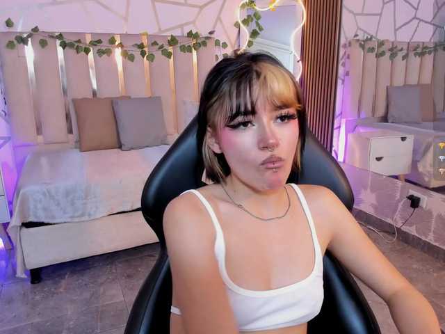Cloee-tay1 live cam on BongaCams