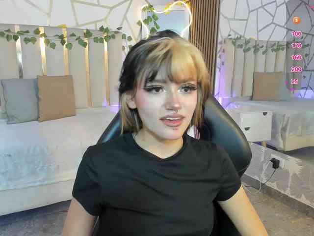 Cloee-tay1 webcam