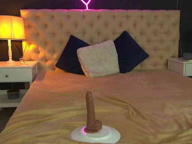 NoirKitten webcam