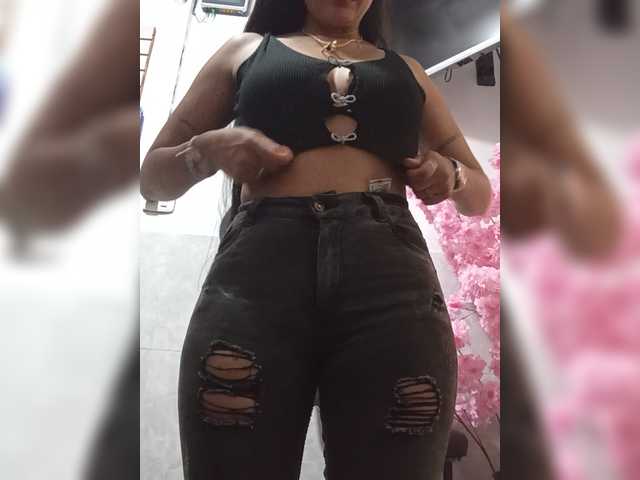 Bella-152 live cam on BongaCams