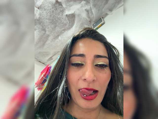 Bella-152 live cam on BongaCams