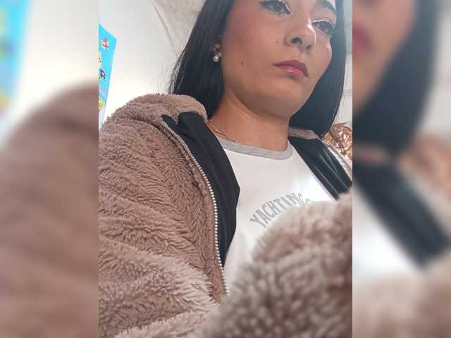 Bella-152 live cam on BongaCams