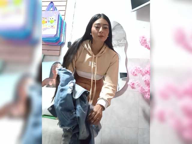 Bella-152 live cam on BongaCams