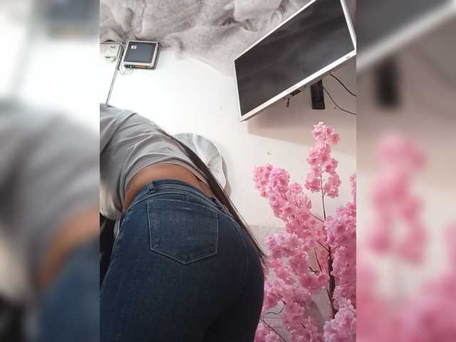Bella-152 live cam on BongaCams