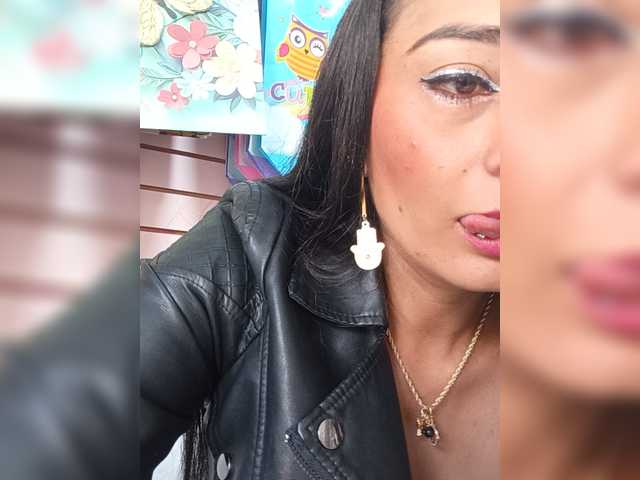 Bella-152 live cam on BongaCams