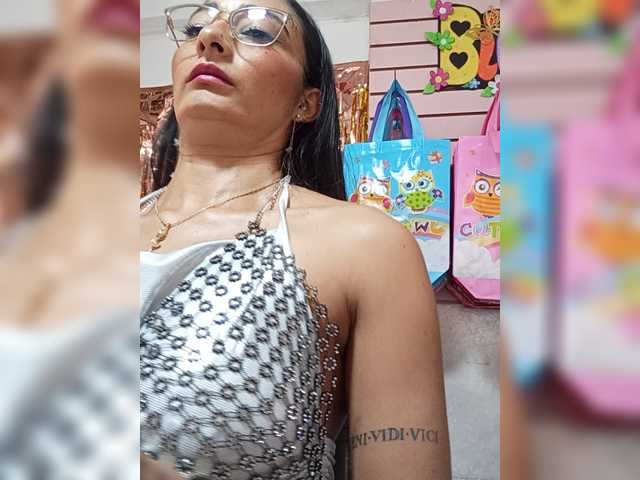 Bella-152 live cam on BongaCams