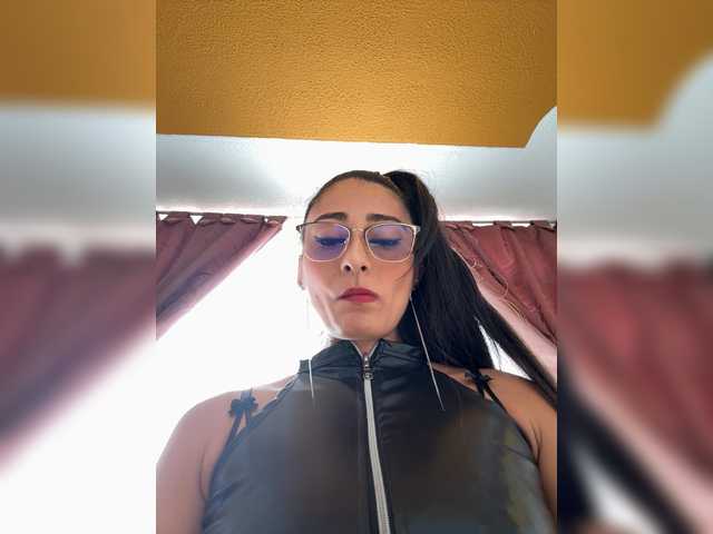 le modèle Bella-152 est en webcam porno dans un show sur le site bongacams, il possède les tags suivants: Latino/Hispanic,Brunette,Shaved