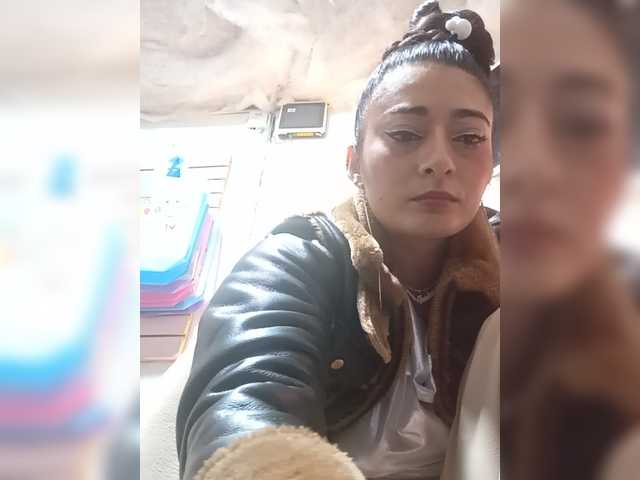 Bella-152 live webcam show