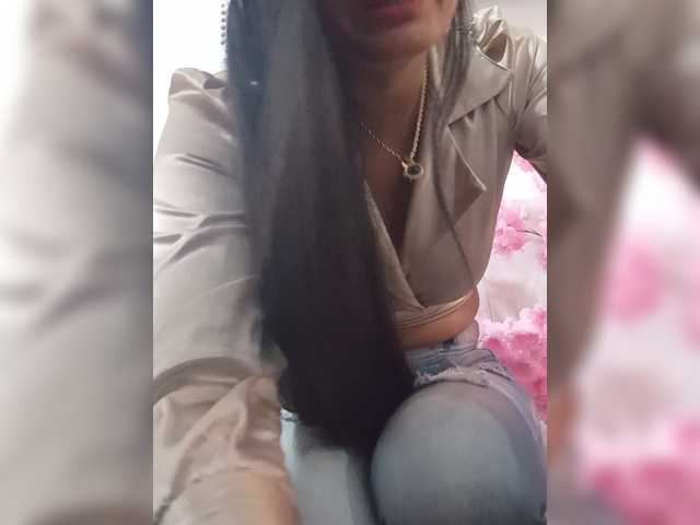 Bella-152 live cam on BongaCams