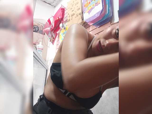 Bella-152 live cam on BongaCams