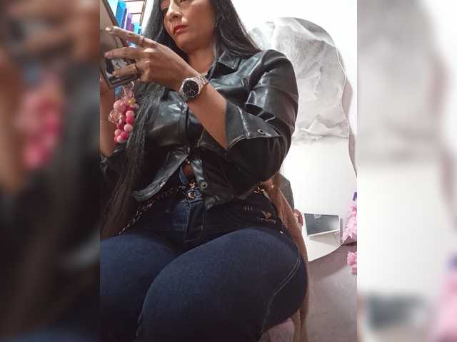 Bella-152 live cam on BongaCams