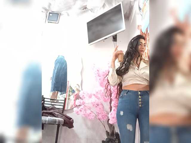 Bella-152 live cam on BongaCams