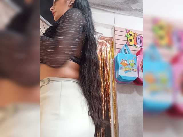 Bella-152 live cam on BongaCams