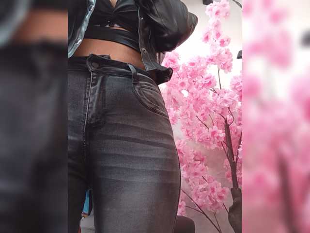 Bella-152 live cam on BongaCams