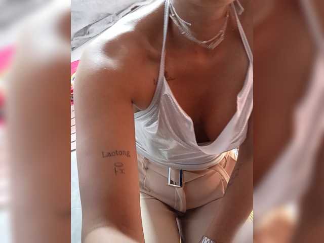 Bella-152 live cam on BongaCams