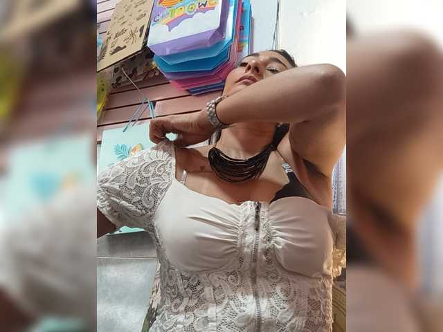 Bella-152 live cam on BongaCams