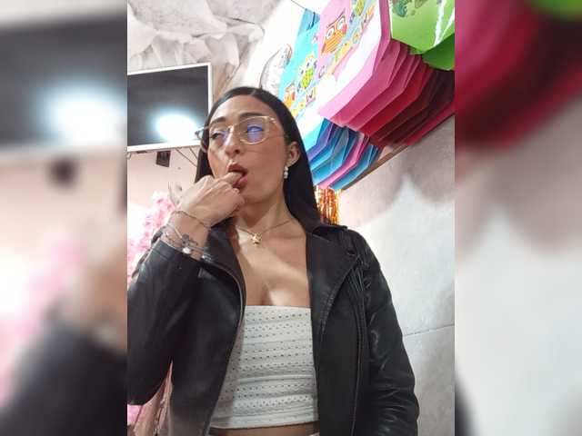 Bella-152 live cam on BongaCams