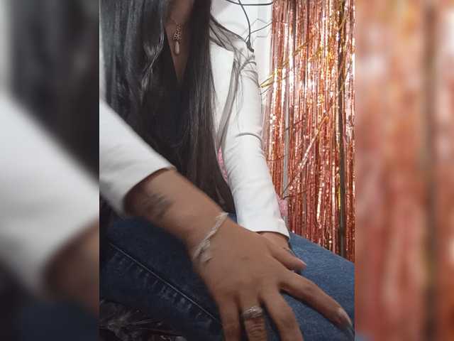 Bella-152 live cam on BongaCams