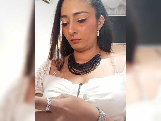 Bella-152 live cam on BongaCams