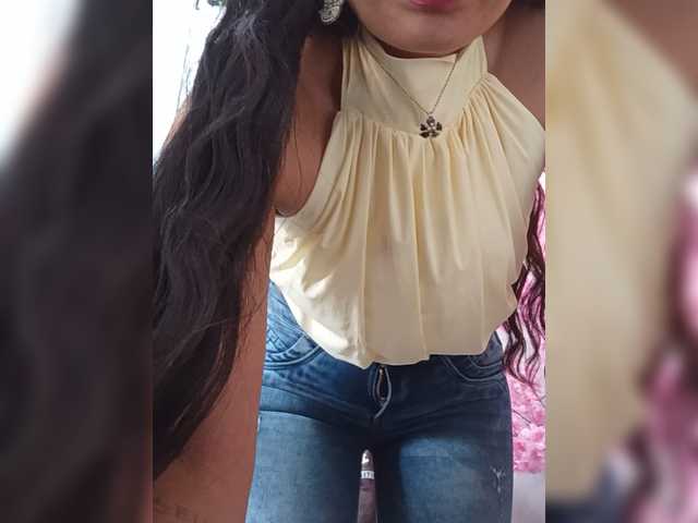 Bella-152 live cam on BongaCams