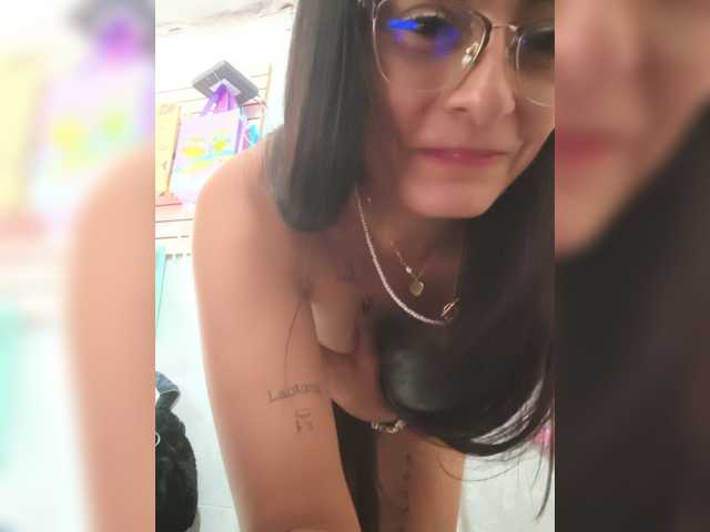Bella-152 live cam on BongaCams