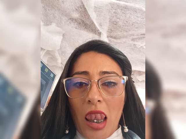 Bella-152 live cam on BongaCams
