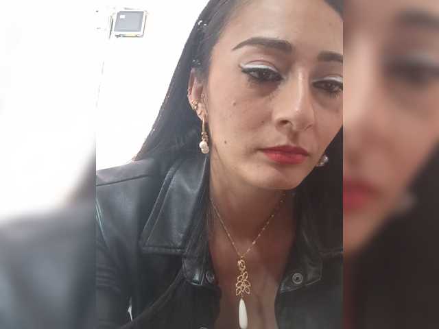 Bella-152 live cam on BongaCams