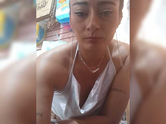 Bella-152 live cam on BongaCams