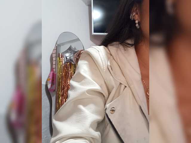 Bella-152 live cam on BongaCams