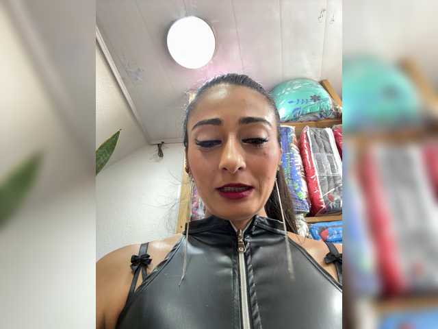 le modèle Bella-152 est en webcam porno dans un show sur le site bongacams, il possède les tags suivants: Latino/Hispanic,Brunette,Shaved