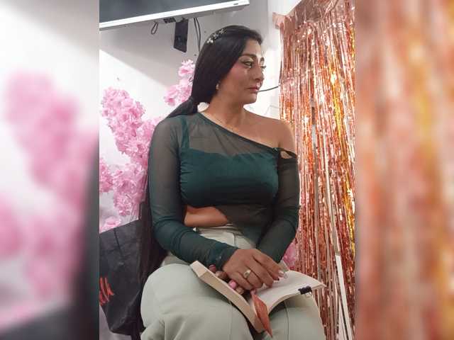 Bella-152 live cam on BongaCams