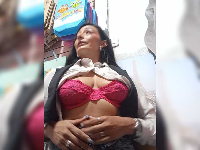 Bella-152 live cam on BongaCams