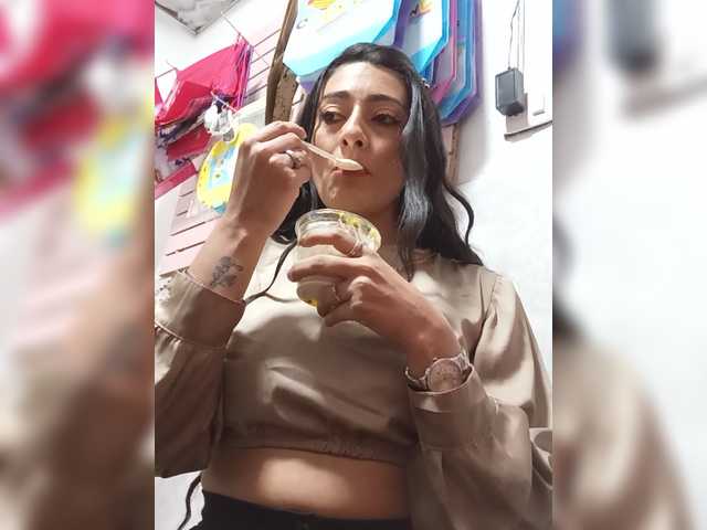 Bella-152 live cam on BongaCams
