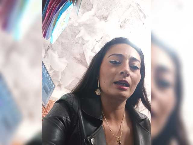 Bella-152 live cam on BongaCams