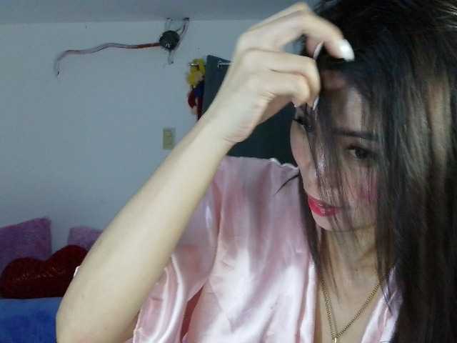 xyzhoney69 live cam on BongaCams