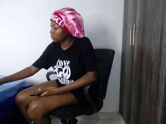 KittyKissess webcam