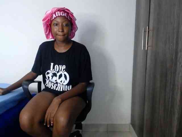 KittyKissess webcam