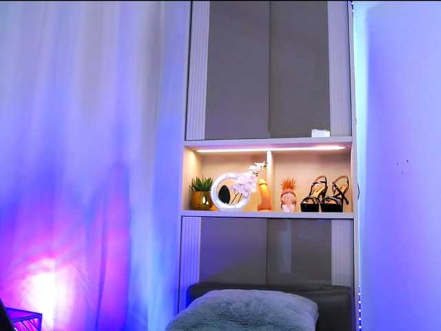MinaGlow Live Cam