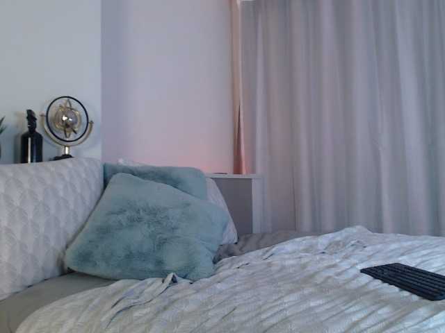 MinaGlow's BongaCams show and profile